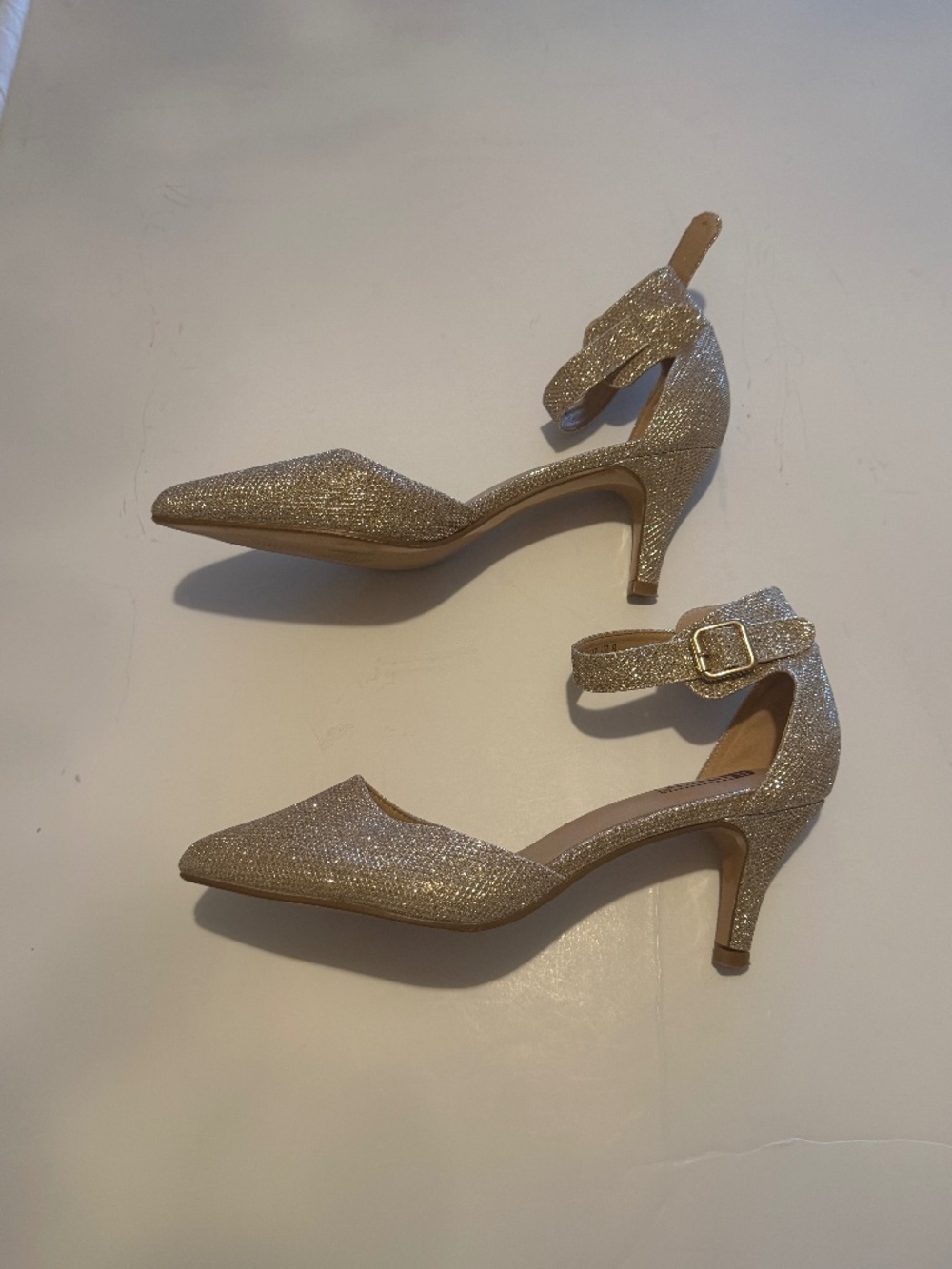 MODIFU Gold Glitter Pointed-Toe Ankle-Strap Heels – Women’s Size 8